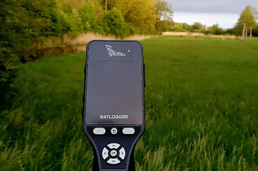 Bei der Erfassung verschiedener Tierarten sind verschiedene Hilfsmittel gefragt. Bei Bedarf wird im Gelände ein „Bat-Logger“ installiert, um die Ultraschallrufe der Fledermäuse aufzuzeichnen und zu überwachen. So lassen sich Informationen über Fledermausarten, ihre Bewegungsmuster und Lebensräume sammeln, die es dem Landschaftsplaner ermöglichen, gezielte Maßnahmen zum Schutz und zur Förderung der Art zu entwickeln.