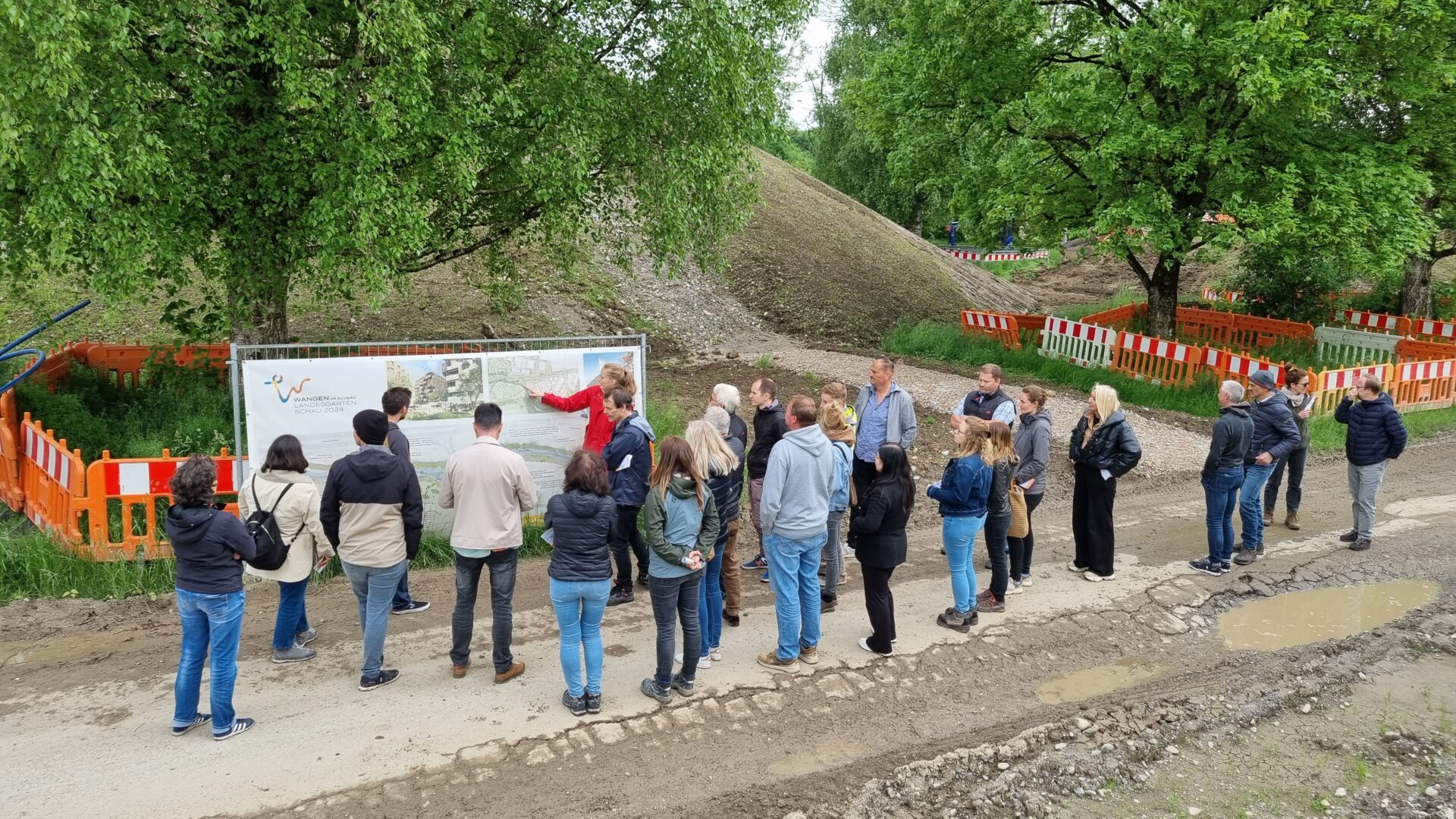 Team auf einer Baustelle vor einer Planwand