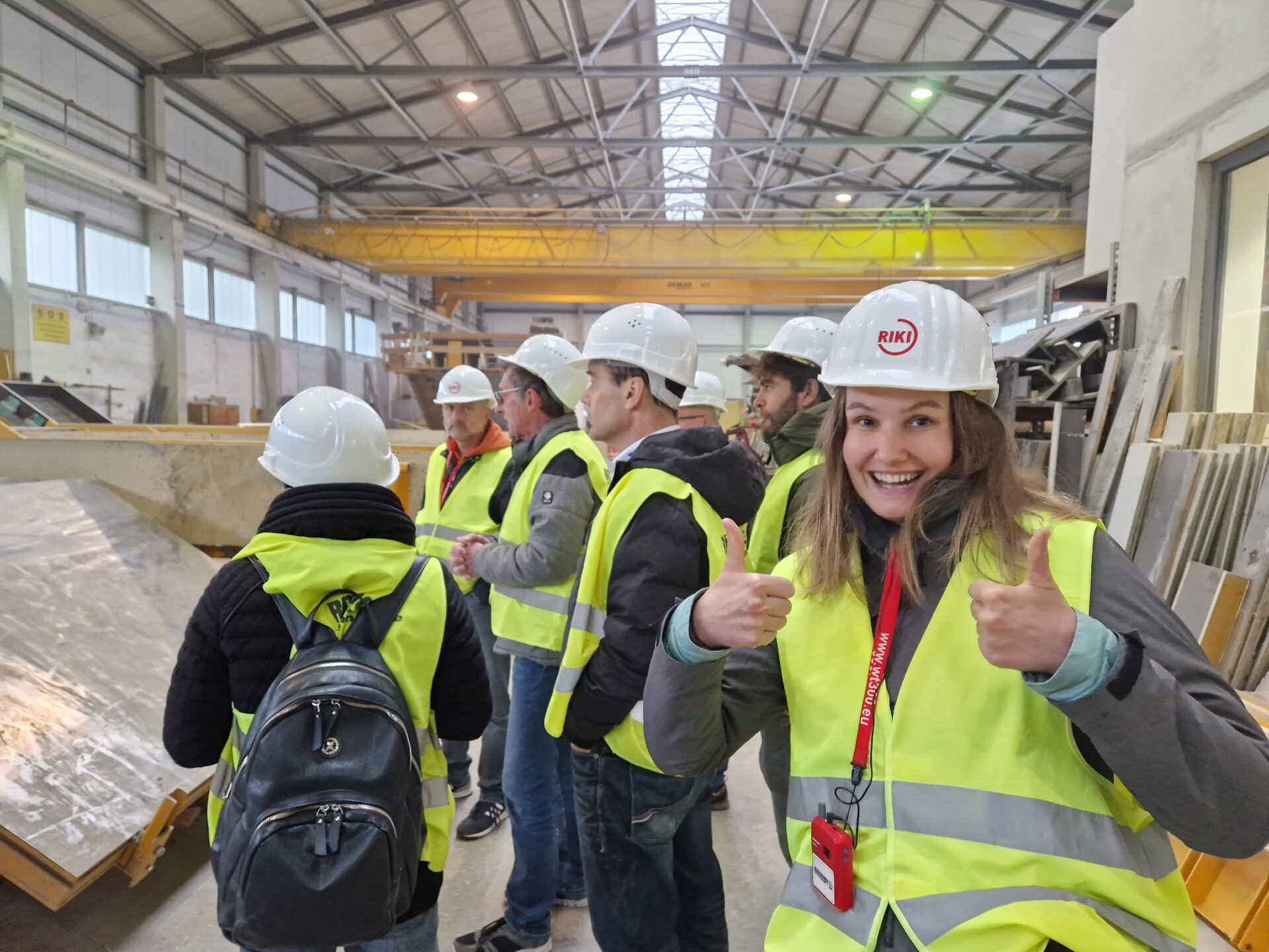 Mitarbeiter/innen bei einer Betriebsbesichtigung