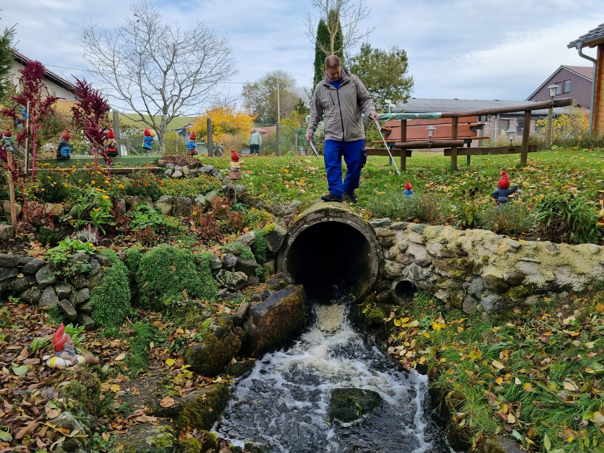 Landschaftsarchitekt bei der Inspektion eines Bachs