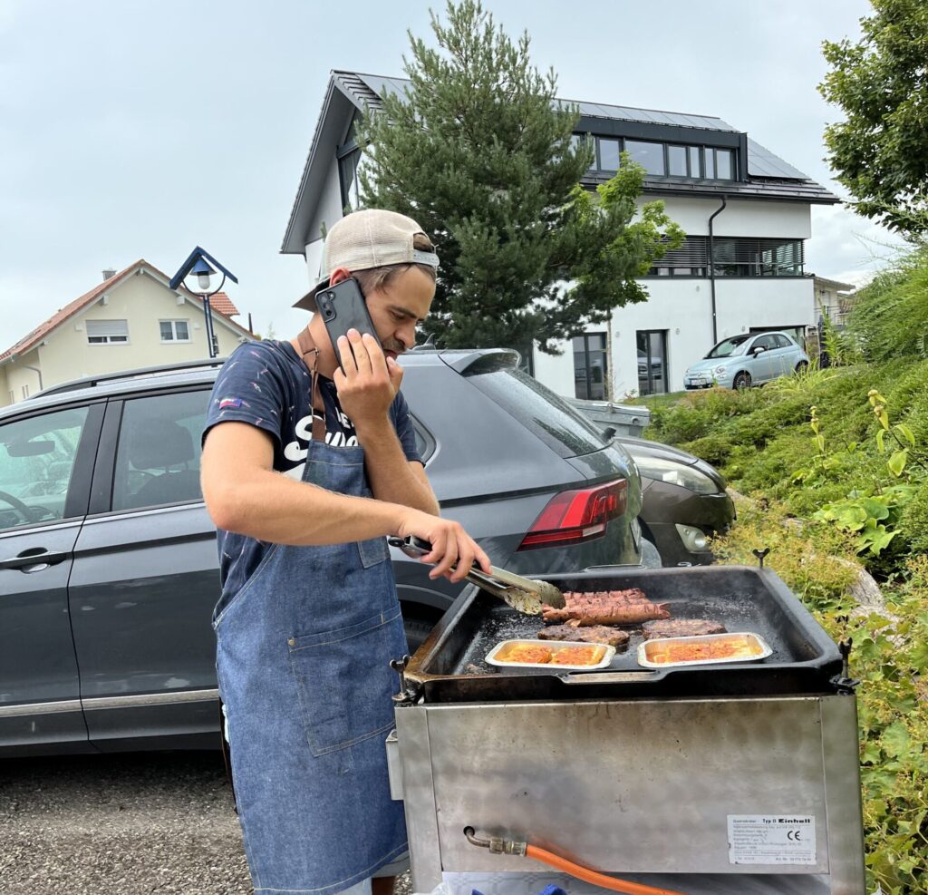 Mitarbeiter am Grill bei einem Betriebsfest