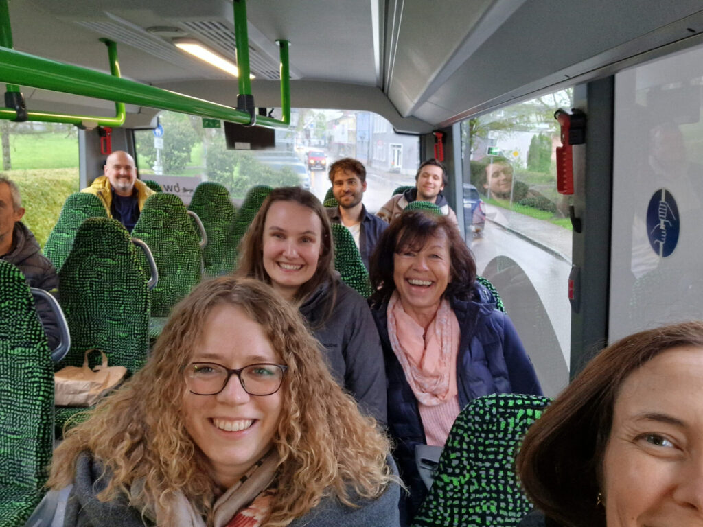 Mitarbeiter:innen im Bus bei einem Betriebsausflug